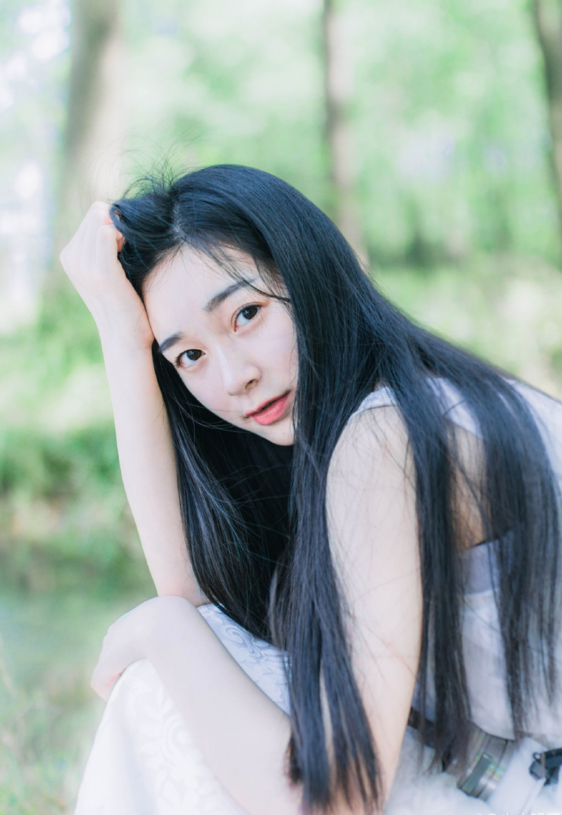 友谊和爱情之间的区别在于：友谊意味着两个人和世界，然而爱情意味着两个人就是世界。